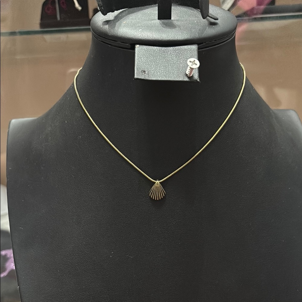 Elegant Gold Shell Pendant Necklace